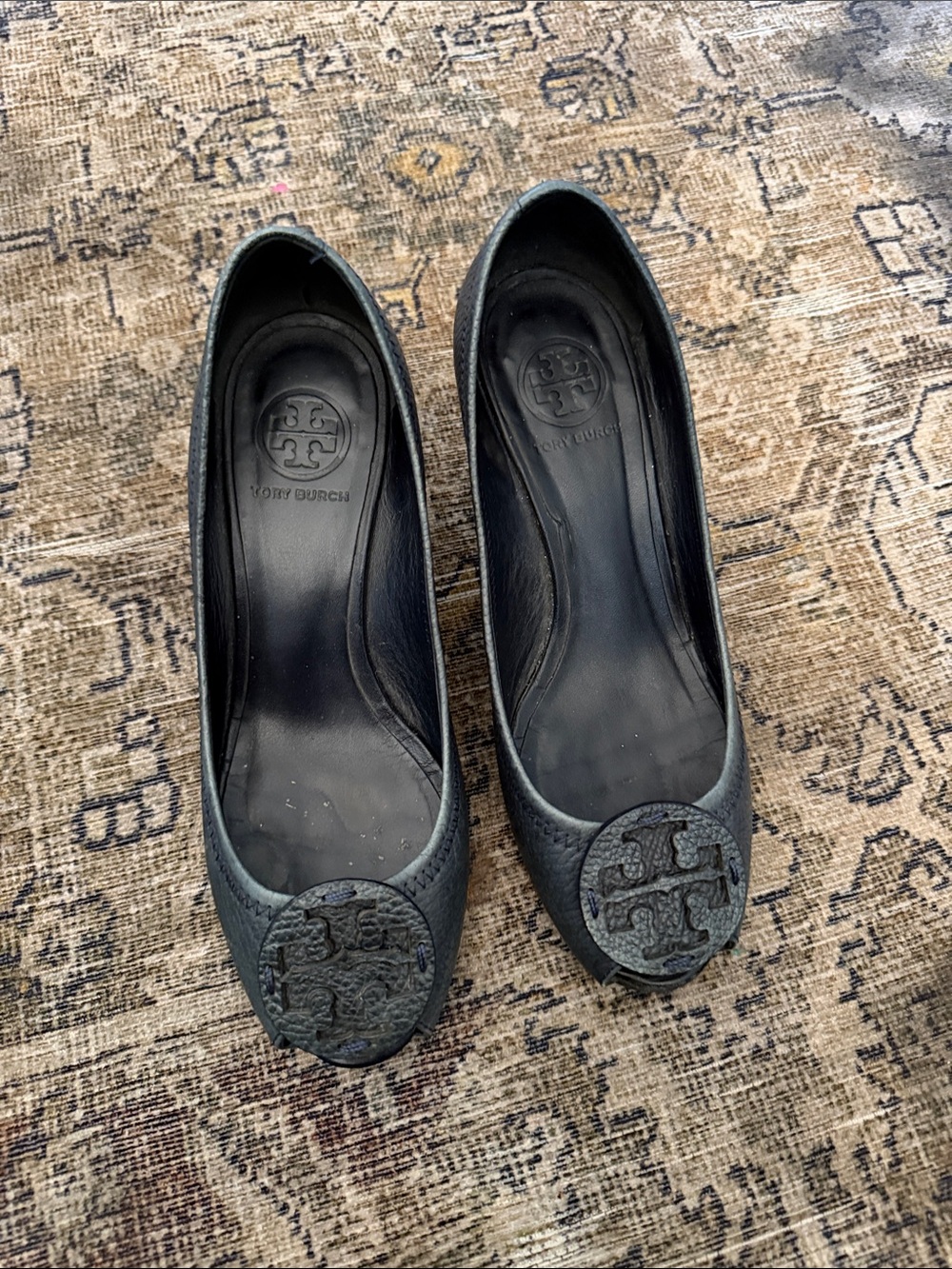 Tory Burch Gray Black Peep-Toe Logo Wedge Pumps Size 8 - Picture 2 of 6